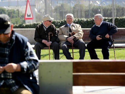 Un grupo de pensionistas en un parque. 