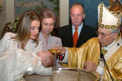 La infanta Leonor recibe del cardenal Rouco Varela el agua bautismal en presencia de los Reyes.