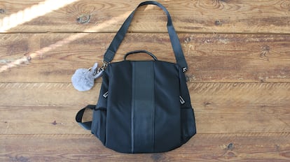mochila de diseño antirrobo que se convierte en bolso con facilidad.