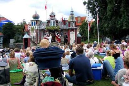 Varios espectadores asisten a una representación en Odense, tierra natal de Hans Christian Andersen.