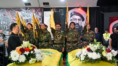 Unos milicianos de Hezbolá, ante los ataúdes de dos combatientes fallecidos en un ataque israelí, el pasado día 2 en Beirut.