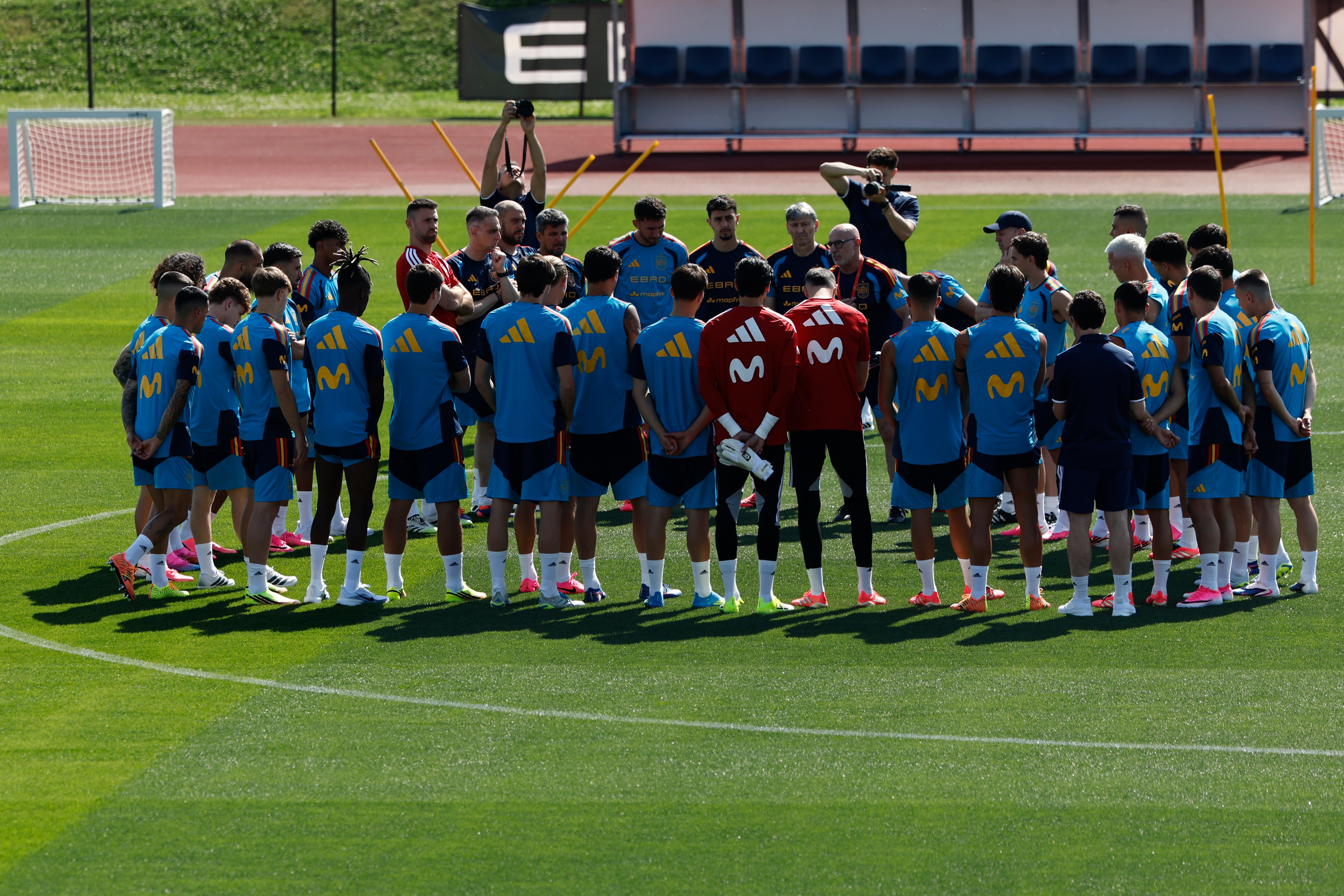 La selección española se da un baño de masas en el primer entrenamiento antes del Mundial