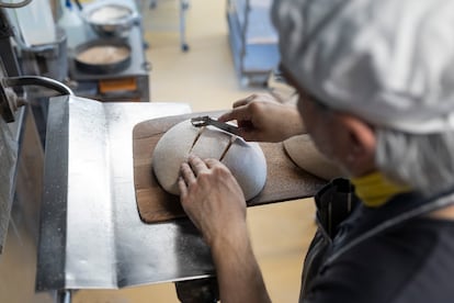 Proceso de horneado de pan y repostería del panadero Iván Hernández con su ayudante en Mas Corcó en Manlleu (Barcelona).