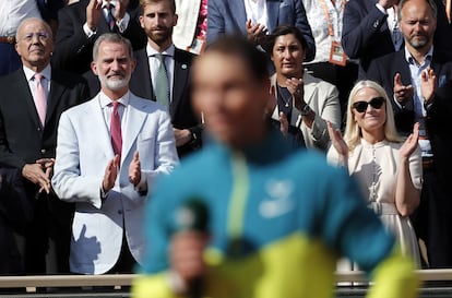 Felipe VI aplaude la intervención de Rafael Nadal durante la ceremonia de entrega de trofeos de Roland Garros. El Rey, que presenció en directo la enésima hazaña de Nadal, reconoció tras la final, en los micrófonos de Eurosport, que el manacorí se merece este título más que nadie: “Este torneo para él es muy especial y lo demuestra en cada partido aquí en París. Lo ha pasado mal con el pie, pero lo sigue intentando. Todos se lo agradecemos y le apoyamos por ello”.
