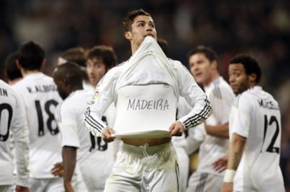 Cristiano dedica su gol, el primero del Madrid, a sus compatriotas de Madeira, isla sacudida estos días por las lluvias torrenciales.