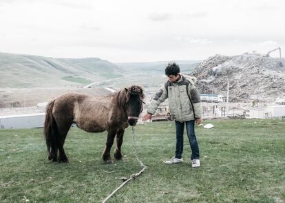 Pata Rat es una zona de las afueras de Cluj-Napoca, una ciudad al norte de Rumanía, en la que existe un basurero donde viven cuatro comunidades gitanas. Hace dos años, las autoridades desalojaron por la fuerza a unos 300 habitantes —romaníes en su mayoría— de la calle Coastei. Desde entonces, la mayor parte vive al lado de este basurero, donde también hay un vertedero de residuos químicos. Actualmente residen ahí 80 familias, formadas por unas 400 personas, además de otras 2.100 en las áreas circundantes. Se estima que unas 1.500 son niños, según la ONG Small Steps Project, que realiza labores de asistencia social en este lugar. El vertedero existe desde hace más de 20 años y tiene un tamaño de unas nueve hectáreas.