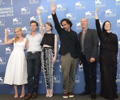 De izquierda a derecha, los actores estadounidenses Amy Ryan, Edward Norton, Emma Stone, el director mexicano Alejandro González Iñárritu, el actor Michael Keaton y la actriz británica Andrea Riseborough.