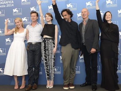 De izquierda a derecha, los actores estadounidenses Amy Ryan, Edward Norton, Emma Stone, el director mexicano Alejandro Gonz&aacute;lez I&ntilde;&aacute;rritu, el actor Michael Keaton y la actriz brit&aacute;nica Andrea Riseborough.