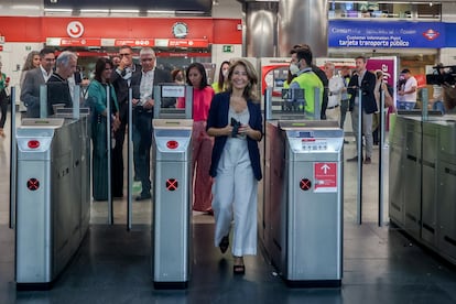 Raquel Sánchez, en el acceso a la estación madrileña de Nuevos Ministerios, este jueves.