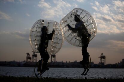 En el juego, los jugadores caminan sobre zancos y chocan los unos contra los otros como luchadores de sumo. En la foto, Ryoichi Ando (d) compite durante una demostración de 'Bubble Jumper' en Tokio.