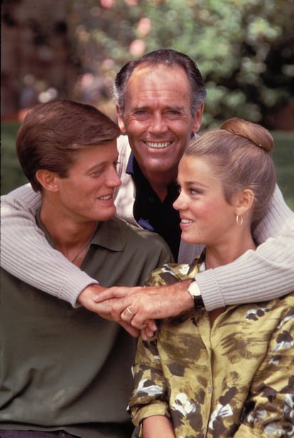 Henry y Jane Fonda no son los únicos actores de la familia, el hermano de la actriz Peter Fonda (nacido en 1940) y su sobrina Bridget Fonda (nacida en 1964) también se dedican a la interpretación. En la imagen, padre e hijos en una imagen de los años sesenta.