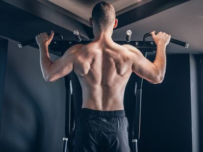 Estación de dominadas y torre de musculación ajustable