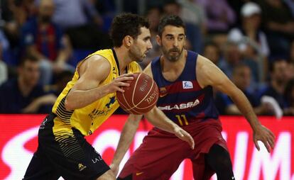 Bassa, con el balón, ante Navarro.