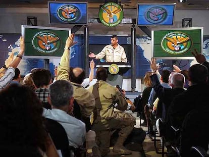 El general de brigada estadounidense Vince Brooks, en una rueda de prensa en 2003 sobre la guerra de Irak.