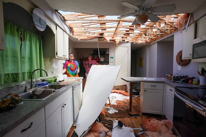 Dos mujeres miran los daños causados en la vivienda de su padre, en Charlotte Harbor. El gobernador de California, Gavin Newson, ha anunciado este jueves el envío de personal de emergencia a Florida, el Estado más afectado hasta el momento por el paso del huracán 'Ian'.
