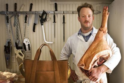 Andrew Dorsey, carnicero de Marlowe&#39;s, junto a uno de los bolsos.