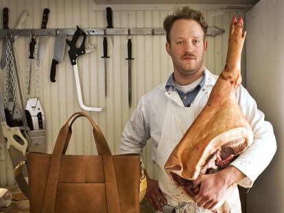Andrew Dorsey, carnicero de Marlowe's, junto a uno de los bolsos.
