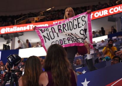 Una manifestante de la organización Code Pink interrumpió el discurso de Trump. 