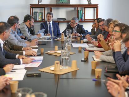 El secretario de Estado de Medio Ambiente, Hugo Morán (en el centro, a la derecha), acompañado del delegado del Gobierno en Andalucía, Pedro Fernández, durante la reunión con los 14 alcaldes del entorno de Doñana, esta mañana en Sevilla.