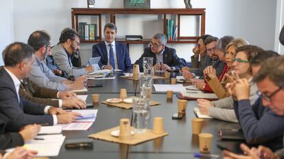 El secretario de Estado de Medio Ambiente, Hugo Morán (en el centro, a la derecha), acompañado del delegado del Gobierno en Andalucía, Pedro Fernández, durante la reunión con los 14 alcaldes del entorno de Doñana, esta mañana en Sevilla.