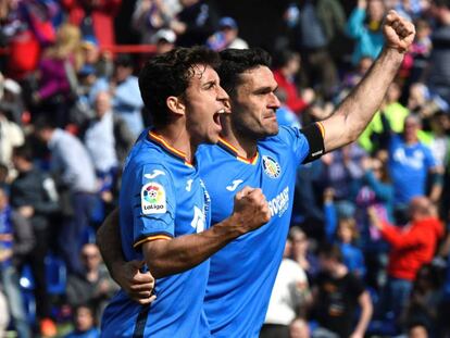 Mata celebra un gol con su compañero Jorge Molina. 