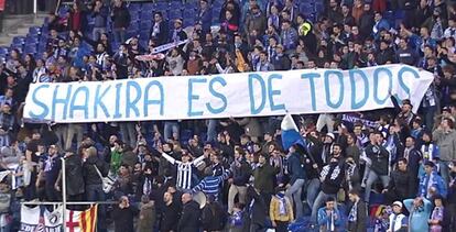 Pancarta de los hinchas del Espanyol en un derbi contra el FC. Barcelona en enero de 2016: «Shakira es de todos».