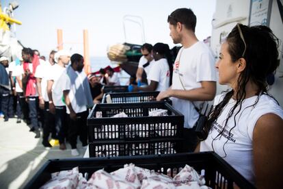 Trabajadores a bordo del 'Aquarius' reparten la primera comida del día, el 11 de junio de 2018.