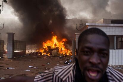 Manifestantes han asaltado el parlamento de Burkina Faso este jueves. El intento del presidente por prolongar su mandato desata una revuelta popular.