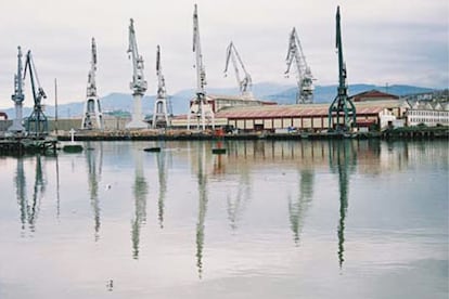 Aún quedan grúas e industrias en la ría, como éstas de Sestao, en la margen izquierda.