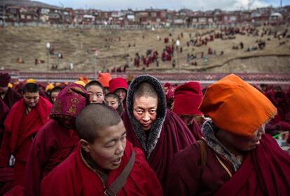 Miles de monjes budistas tibetanos se reúnen para cantar durante la Asamblea anual de Dharma Bliss, la última de las cuatro asambleas anuales, que tiene lugar en el noveno mes del calendario tibetano y marca el descenso del Buda de los cielos.