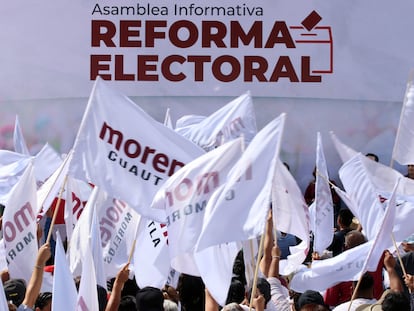 Partidarios de Morena en una asamblea informativa sobra la reforma electoral, en Cuernavaca, el 17 de noviembre de 2022.
