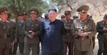 O líder norte-coreano, Kim Jong-un, cercado de militares.