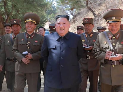 O líder norte-coreano, Kim Jong-un, cercado de militares.