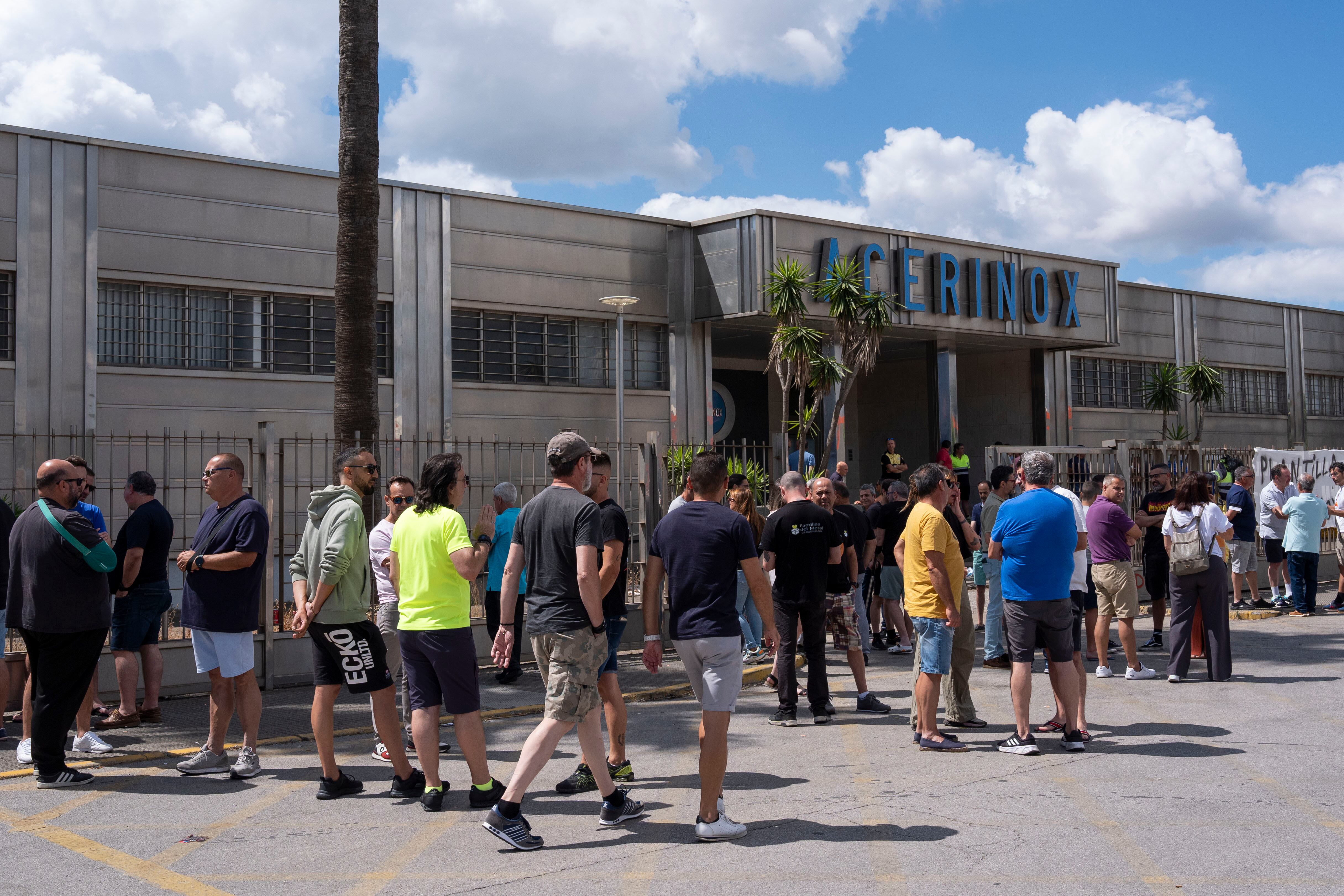 Parte de los 1.800 trabajadores de la planta Acerinox en Los Barrios, este jueves, cuando acudían a votar el fin de la huelga. 