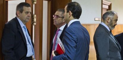 A la izquierda, Miguel Osuna, a la derecha, Rodríguez de Castro, los delegados de la Zona Franca.