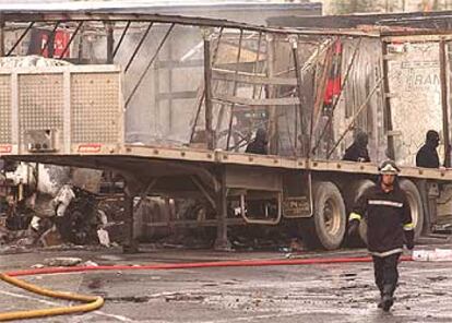 Algunos de los camiones destrozados por el atentado de ETA contra la compañía de transportes Olloquiegui en Irún