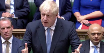 El primer ministro de Reino Unido, Boris Johnson, en su primera comparecencia en el Palacio de Westminster.