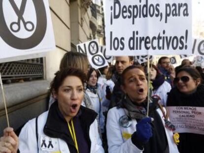 Concentraci&oacute;n de trabajadores de la Sanidad frente a la consejer&iacute;a.