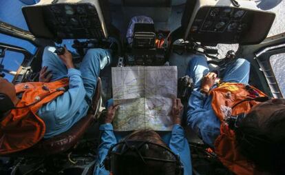 Militares rastrean desde un helicóptero la zona cercana a una isla vietnamita.