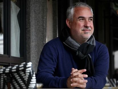 Toni Castarnado, escritor y periodista musical, en el Café Comercial en Madrid.