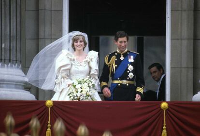 Los príncipes de Gales, Carlos y Diana, saludando desde el palacio de Buckingham después de su enlace, el 29 de julio de 1981. 