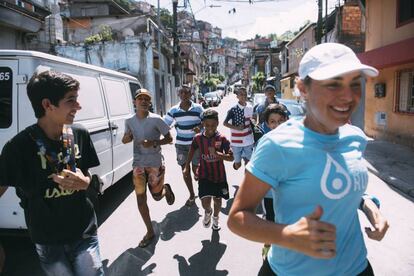 Mina Guli corre junto a varios seguidores por las calles de São Paulo.