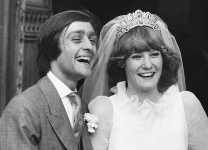 Gerald Grosvenor y su esposa Natalia Phillips el día de su boda en la iglesia de Saint Mary en Luton, en febrero de 1979.