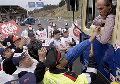 Varios sindicalistas discuten con un camionero durante la protesta en la frontera de La Jonquera.