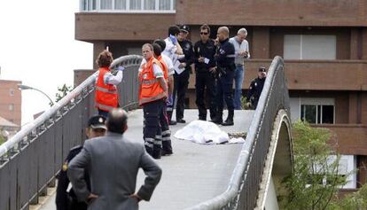 Police and paramedics next to Carrasco’s body in León.