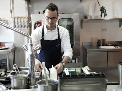 El chef cordobés Paco Morales, en su cocina del Hotel Ferrero.