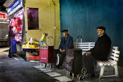 Dos jubilados hacen la compra en el Mercat de Sant Antoni, en Barcelona, en 2008.