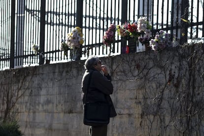 Un hombre muestra su respeto a las víctimas del 11-M en la calle de Téllez, en Madrid.