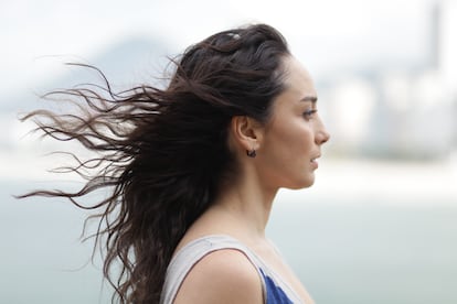 A atriz Simone Spoladore como Lóri, protagonista do filme 'O livro dos prazeres'.