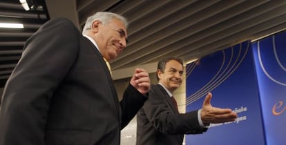 El expresidente del Gobierno, José Luis Rodríguez Zapatero, con el director gerente del FMI, Dominique Strauss-Kahn, en 2010 en La Moncloa